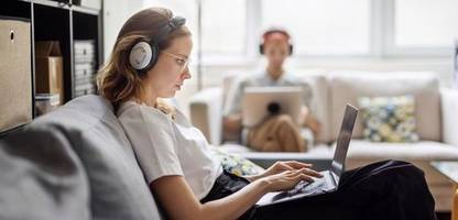 Gen Z verdient laut britischem Thinktank mit Mitte 20 mehr als Millennials in dem Alter