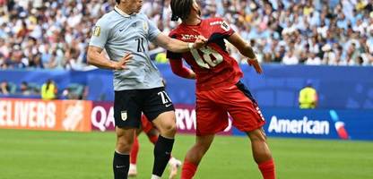 Fußball-WM: Uruguayer hilft erst seinem Gegenspieler – dann lässt er ihn einfach liegen, weil eine Chance entsteht