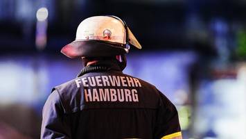 Carport und Auto in Flammen – Feuerwehr löscht Brand an der Holsteiner Chaussee