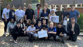 Messerangriff vor Schule: Eltern des Opfers von Spendenaktion zu Tränen gerührt