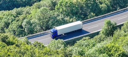 Gefahrgut legt A8 lahm – Evakuierungen und Waldbrandgefahr