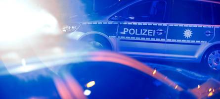Mann greift in Supermarktkasse und sticht mit Messer nach Kassiererin
