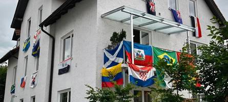 WM-Stimmung in Augsburg: Steuerkanzlei schmückt Haus mit 48 Nationalflaggen