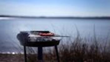 Junge erleidet Verbrennungen: Stichflamme vom Grill – Junge springt brennend in Kanal