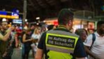 Nach Störung: Frankfurter Hauptbahnhof: Lange Schlangen am Info-Schalter