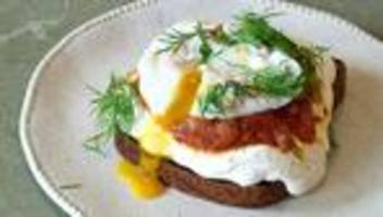 sandwich mit tomatenmarmelade, pochiertem ei und knoblauchcreme : resteverwertung royale