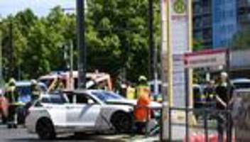 verkehrsunfall: autos schleudern auf bahnsteig – mann von mast erschlagen