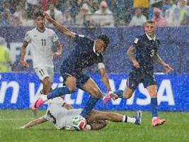 132 Minuten Pause: Frankreich bejubelt Slapstick-Tor in WM-Wasserschlacht