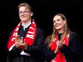 Ablenkung von den Sorgen: Mette-Marits Kinder jubeln im Stadion