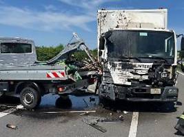 lkw kracht in baustellenfahrzeug: tote und verletzte bei schwerem unfall auf a31