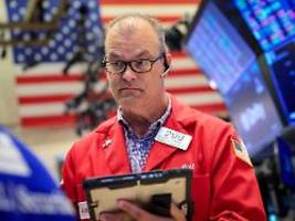 börsenlieblinge unter druck: zinssorgen und ki-zweifel ziehen wall street nach unten