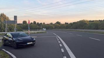 a10 bei berlin: rätsel um abgestellten tesla – was ist hier passiert?