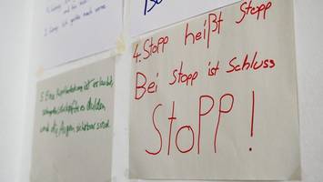 schläge, tritte, beleidigungen: so groß ist das gewaltproblem an berliner schulen
