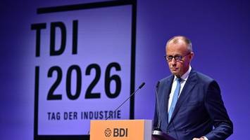 Zunächst ist Merz’ Applaus spärlich – dann stichelt der Kanzler gegen Merkel