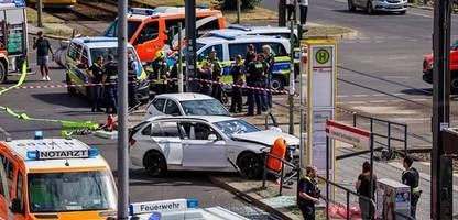Berlin: Schwerer Autounfall an Tramhaltestelle im Ortsteil Prenzlauer Berg – ein Toter