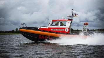Havarie an der Ostsee: Starke Windböe bringt Segelboot zum Kentern