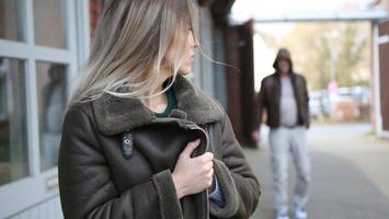 Junge Frau wird in Eimsbüttel in Hauseingang gezerrt – und rettet sich mit Trick