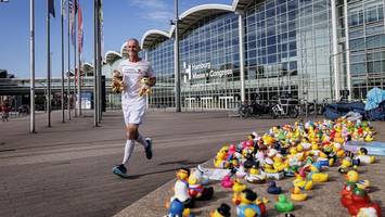 Marathon in der Hitze: Warum dieser Mann 422 Runden um den Fernsehturm läuft