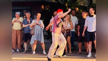 Karaoke-Künstler sorgt in Eimsbüttel für Spontan-Party – und alle feiern mit