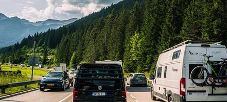 das trifft ganz viele unschuldige - adac kritisiert aktivisten vor der fernpass-blockade
