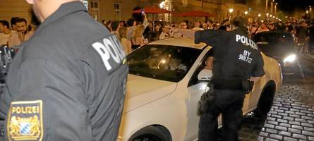 Hupkonzerte und Autoposer in der Maxstraße: Wird wirklich erst nach der WM kontrolliert?