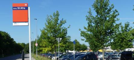 „Das kannst Du vergessen“: Parkplatz für Bahnpendler ist überlastet – kostet er bald etwas?