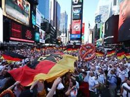 Super Deutschland: DFB-Fans machen Times Square zur Party-Zone