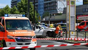 Schwerer Unfall an der Greifswalder Straße: Wer die Ampel missachtete