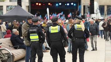 senat entscheidet: beamte in hamburg müssen künftig länger arbeiten