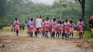 hsv-frauen: delegation trainiert mit kindern in indonesien – ein besuch vor ort