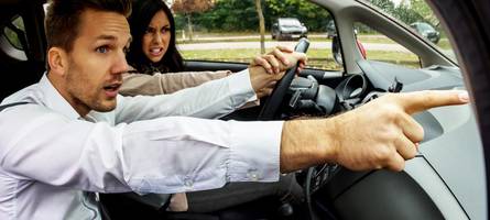 Wenn der Beifahrer nervt: Was Autofahrer an ihren Mitfahrern nicht ausstehen können