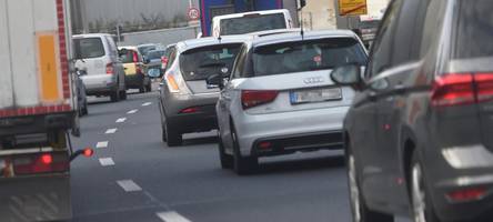 Ein Fahrstreifen gesperrt: Stau auf der B17