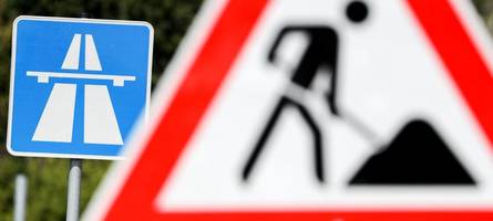 kurzfristige bauarbeiten auf der a8 bei dasing: autobahn am abend teilweise gesperrt