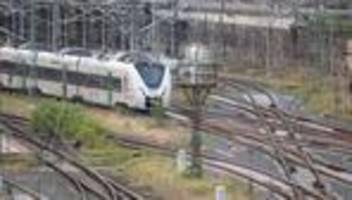 Mann lebensbedrohlich verletzt: S-Bahn-Unfall: 53-Jähriger wohl betrunken ins Gleis gestürzt