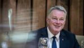 ministerpräsident und hitze: ministerpräsident schnieder trägt t-shirts nur im urlaub