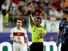 Ausraster im Live-TV: Kommentator beschimpft Referee und Infantino -  FIFA greift durch