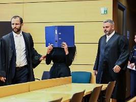 Heimlich Nacktbilder aufgenommen: Gericht verurteilt Prostituierte wegen Erpressung eines Priesters