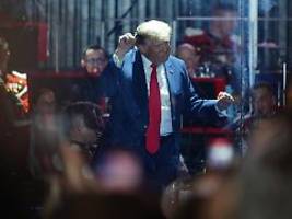 Trotz mieser Umfragewerte: Trump feiert sich zum US-Jubiläum selbst