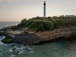 Unglück in Biarritz: Felsen brechen von Steilküste ab - Taucherin stirbt