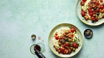 Zucchini puttanesca mit einfacher Polenta