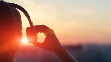 Die einzig wahre Playlist für die Hitze – wir haben da was Cooles für die Ohren