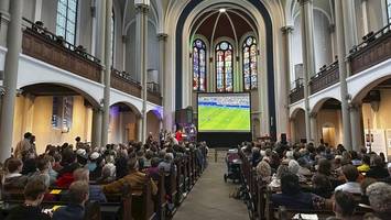 Fußball-WM 2026 in der Kirche – so voll ist es sonst nur zu Weihnachten