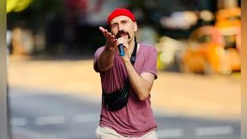 Karaoke-Shows auf Hamburgs Straßen: Wer ist der Mann mit den zwei Mikros?