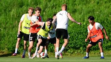 trainingsstart des fc st. pauli: Überraschungsgast und hinweis auf den spielstil
