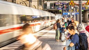 bahn, auto, flugzeug: wo wird es voll? was urlauber jetzt wissen müssen