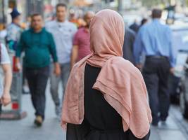 Kopftuch-Debatte: Die Angst vor freien Schultern