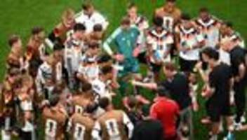 Fußball-Weltmeisterschaft: Erholen, besprechen, werben: Debatte um feste WM-Trinkpausen
