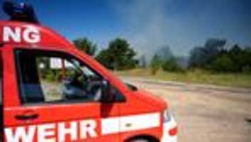 Mecklenburg-Vorpommern: Wind drückt Feuer bei Neustrelitz Richtung Bahnstrecke