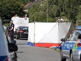 Schwere Stichverletzungen: Polizei findet zwei Tote in Bremen - Täter auf der Flucht