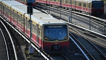 „Wie geil ist das denn?“: Fans verwandeln Berliner S-Bahn in Mini-Fanmeile